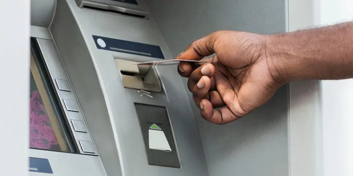 എടിഎം ഉപയോഗിക്കുമ്പോള് ഇക്കാര്യങ്ങളിൽ ശ്രദ്ധ വേണം എടിഎം ഉപയോഗിക്കുമ്പോള് ഇക്കാര്യങ്ങളിൽ ശ്രദ്ധ വേണം