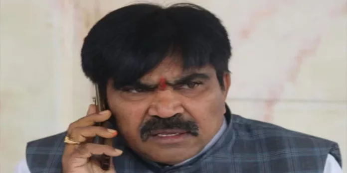 കര്ണാടകയിലെ പ്രതിസന്ധി തുടരുന്നു ; ബിജെപി എംഎല്സി ആര് ശങ്കറും പാര്ട്ടി വിട്ടു. കര്ണാടകയിലെ പ്രതിസന്ധി തുടരുന്നു ; ബിജെപി എംഎല്സി ആര് ശങ്കറും പാര്ട്ടി വിട്ടു.