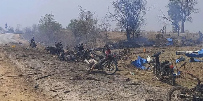 ജനക്കൂട്ടത്തിന് നേരെ സൈന്യം ബോംബിട്ടു ; മ്യാന്മറില് 110 പേര് കൊല്ലപ്പെട്ടു ജനക്കൂട്ടത്തിന് നേരെ സൈന്യം ബോംബിട്ടു ; മ്യാന്മറില് 110 പേര് കൊല്ലപ്പെട്ടു