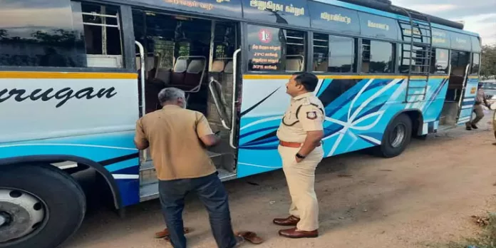 ഓടുന്ന ബസില് വെച്ച് യുവതിയെ കഴുത്തറുത്തു കൊന്നു ഓടുന്ന ബസില് വെച്ച് യുവതിയെ കഴുത്തറുത്തു കൊന്നു