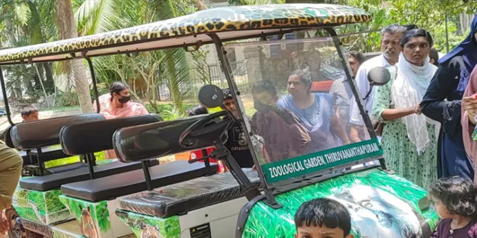 തിരുവനന്തപുരം മൃഗശാലയിൽ ഇലക്ട്രിക് വാഹനമിടിച്ച് സന്ദർശകർക്ക് പരിക്ക് തിരുവനന്തപുരം മൃഗശാലയിൽ ഇലക്ട്രിക് വാഹനമിടിച്ച് സന്ദർശകർക്ക് പരിക്ക്