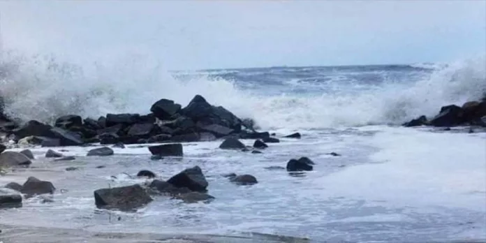 കേരള തീരത്ത് ബുധനാഴ്ച ഉയർന്ന തിരമാലക്ക് സാധ്യത കേരള തീരത്ത് ബുധനാഴ്ച ഉയർന്ന തിരമാലക്ക് സാധ്യത