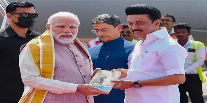 പ്രധാനമന്ത്രി തമിഴ്നാട്ടിൽ ; സ്വീകരിച്ച് മുഖ്യമന്ത്രി സ്റ്റാലിനും ഗവർണറും പ്രധാനമന്ത്രി തമിഴ്നാട്ടിൽ ; സ്വീകരിച്ച് മുഖ്യമന്ത്രി സ്റ്റാലിനും ഗവർണറും