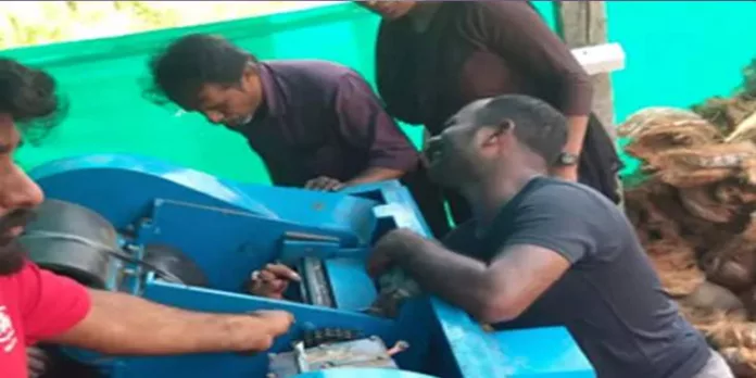 തേങ്ങ പൊതിക്കുന്ന യന്ത്രത്തില് കൈ കുടുങ്ങി ; യുവാവിനെ യന്ത്രം പൊളിച്ച് രക്ഷിച്ചു തേങ്ങ പൊതിക്കുന്ന യന്ത്രത്തില് കൈ കുടുങ്ങി ; യുവാവിനെ യന്ത്രം പൊളിച്ച് രക്ഷിച്ചു