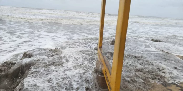 കണ്ണൂര് പയ്യാമ്പലം ബീച്ചില് കടലില് പതിനഞ്ചുവയസുകാരനെ കാണാതായി കണ്ണൂര് പയ്യാമ്പലം ബീച്ചില് കടലില് പതിനഞ്ചുവയസുകാരനെ കാണാതായി