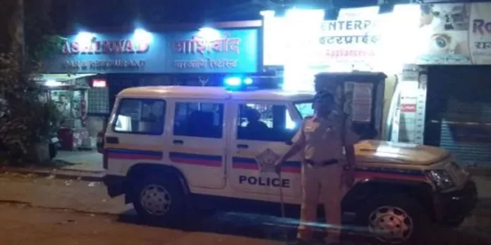 ദേഹത്ത് ടോയ്ലെറ്റ് ക്ലീനര് ഒഴിച്ചു , നഗ്നയാക്കി ഹൈവേയില് തള്ളി ; വീട്ടുകാരെ എതിര്ത്ത് വിവാഹം ചെയ്ത 25കാരിയോട് ക്രൂരത ദേഹത്ത് ടോയ്ലെറ്റ് ക്ലീനര് ഒഴിച്ചു , നഗ്നയാക്കി ഹൈവേയില് തള്ളി ; വീട്ടുകാരെ എതിര്ത്ത് വിവാഹം ചെയ്ത 25കാരിയോട് ക്രൂരത
