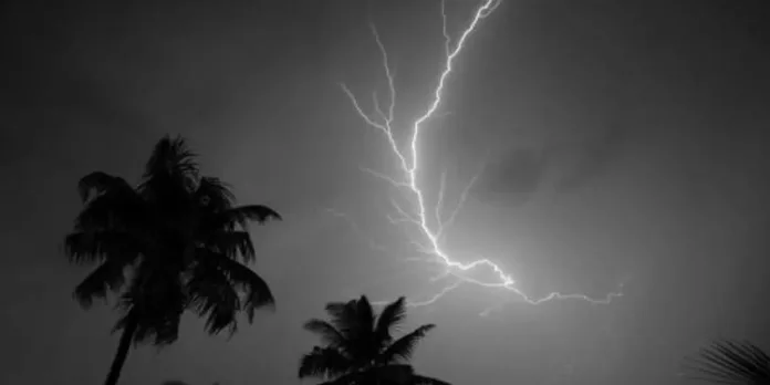സംസ്ഥാനത്ത് ശക്തമായ കാറ്റിനും ഇടിമിന്നലിനും സാധ്യത : മുന്നറിയിപ്പ് സംസ്ഥാനത്ത് ശക്തമായ കാറ്റിനും ഇടിമിന്നലിനും സാധ്യത : മുന്നറിയിപ്പ്