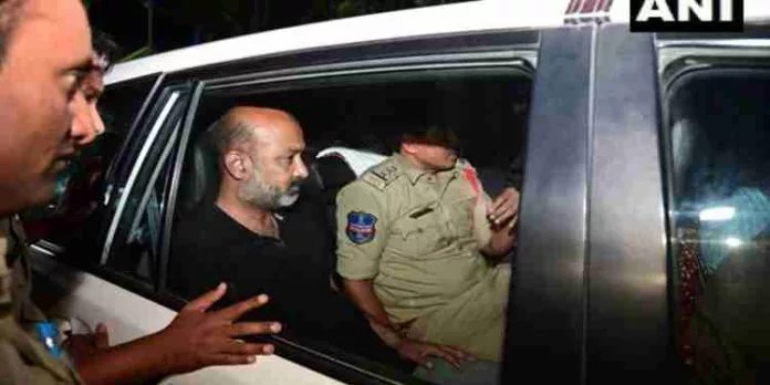 മോദിയുടെ സന്ദർശനത്തിന് മുന്നോടിയായി തെലങ്കാന ബിജെപി അധ്യക്ഷൻ കസ്റ്റഡിയിൽ മോദിയുടെ സന്ദർശനത്തിന് മുന്നോടിയായി തെലങ്കാന ബിജെപി അധ്യക്ഷൻ കസ്റ്റഡിയിൽ