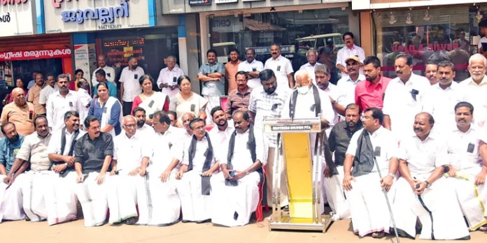 പിണറായി സര്ക്കാര് ജനങ്ങളെ കൊള്ളയടിച്ച് ദ്രോഹിക്കുന്നു : പ്രൊഫ. പി.ജെ കുര്യന് പിണറായി സര്ക്കാര് ജനങ്ങളെ കൊള്ളയടിച്ച് ദ്രോഹിക്കുന്നു : പ്രൊഫ. പി.ജെ കുര്യന്