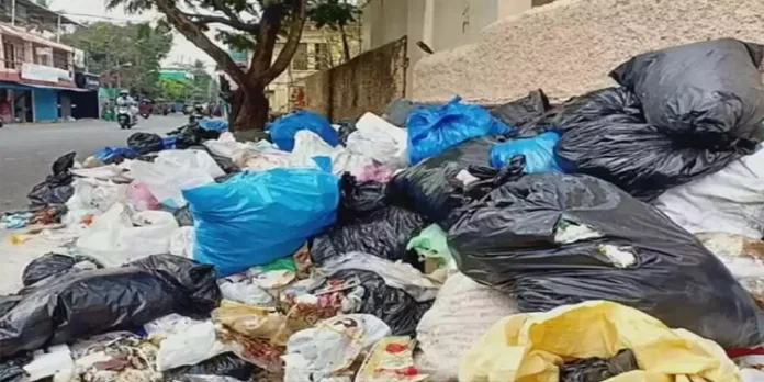 ബ്രഹ്മപുരത്തേക്ക് ജൈവമാലിന്യം എടുക്കില്ല; കൊച്ചിയിൽ ഇന്ന് മുതൽ മാലിന്യ നീക്കം പ്രതിസന്ധിയിലാകും ബ്രഹ്മപുരത്തേക്ക് ജൈവമാലിന്യം എടുക്കില്ല; കൊച്ചിയിൽ ഇന്ന് മുതൽ മാലിന്യ നീക്കം പ്രതിസന്ധിയിലാകും
