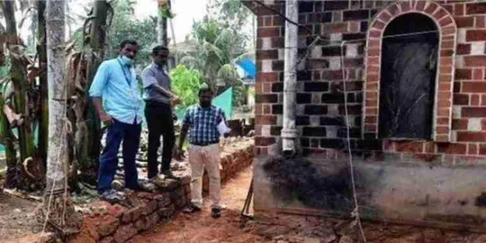 കോഴിക്കോട് അന്യ സംസ്ഥാന തൊഴിലാളികൾ താമസിക്കുന്ന വാടക കെട്ടിടം വൃത്തിഹീനം ; ഉടമയ്ക്ക് 5000 രൂപ പിഴയിട്ട് പഞ്ചായത്ത് അധികൃതർ കോഴിക്കോട് അന്യ സംസ്ഥാന തൊഴിലാളികൾ താമസിക്കുന്ന വാടക കെട്ടിടം വൃത്തിഹീനം ; ഉടമയ്ക്ക് 5000 രൂപ പിഴയിട്ട് പഞ്ചായത്ത് അധികൃതർ