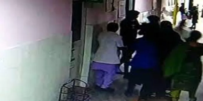 ചികിത്സക്കെത്തി നഴ്സിനോട് അപമര്യാദയായി പെരുമാറ്റം, ജീവനക്കാരെ കയ്യേറ്റം ചെയ്ത് യുവാവും സഹായിയും ചികിത്സക്കെത്തി നഴ്സിനോട് അപമര്യാദയായി പെരുമാറ്റം, ജീവനക്കാരെ കയ്യേറ്റം ചെയ്ത് യുവാവും സഹായിയും
