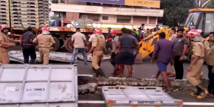 ലോറിയിൽ നിന്നും നിർമാണ സാമഗ്രികൾ പുറത്തേക്ക് വീണു ; ഇതരസംസ്ഥാന തൊഴിലാളിക്ക് ദാരുണാന്ത്യം ലോറിയിൽ നിന്നും നിർമാണ സാമഗ്രികൾ പുറത്തേക്ക് വീണു ; ഇതരസംസ്ഥാന തൊഴിലാളിക്ക് ദാരുണാന്ത്യം