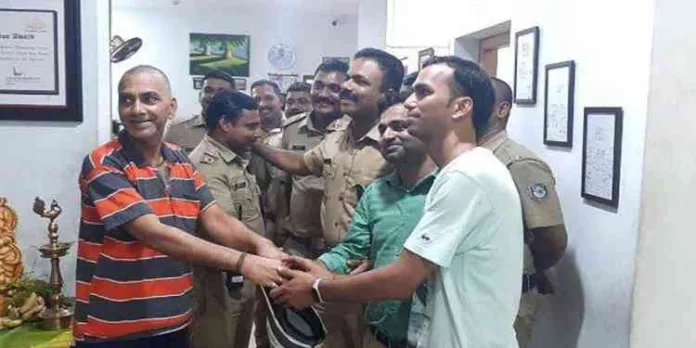 കുടുംബപ്രശ്നത്തെ തുടർന്ന് വീട്ടുവിട്ടിറങ്ങി ; ഉത്തര്പ്രദേശ് സ്വദേശിയെ പൊലീസ് ബന്ധുക്കളെ ഏല്പിച്ചു കുടുംബപ്രശ്നത്തെ തുടർന്ന് വീട്ടുവിട്ടിറങ്ങി ; ഉത്തര്പ്രദേശ് സ്വദേശിയെ പൊലീസ് ബന്ധുക്കളെ ഏല്പിച്ചു