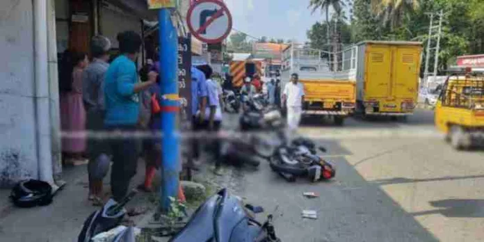 ഡ്രൈവർ ഉറങ്ങിപ്പോയി , പാഴ്സൽ ലോറി ഓടയ്ക്ക് മുകളിലേക്ക് ഇടിച്ചു കയറി ; കാൽനടക്കാരന് ദാരുണാന്ത്യം ഡ്രൈവർ ഉറങ്ങിപ്പോയി , പാഴ്സൽ ലോറി ഓടയ്ക്ക് മുകളിലേക്ക് ഇടിച്ചു കയറി ; കാൽനടക്കാരന് ദാരുണാന്ത്യം
