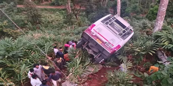 ട്രാവലര് മറിഞ്ഞ് അപകടം ; മരണം നാലായി, നിരവധി പേർക്ക് പരിക്ക് ട്രാവലര് മറിഞ്ഞ് അപകടം ; മരണം നാലായി, നിരവധി പേർക്ക് പരിക്ക്