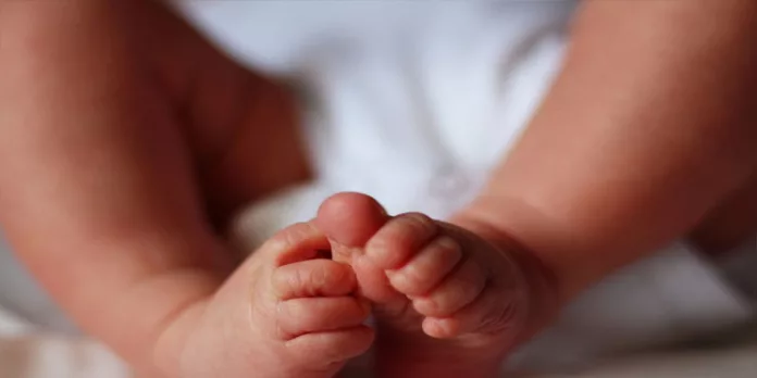ആശുപത്രി മുറ്റത്ത് യുവതി പ്രസവിച്ചു ; സഹായത്തിനെത്താതെ അധികൃതർ ആശുപത്രി മുറ്റത്ത് യുവതി പ്രസവിച്ചു ; സഹായത്തിനെത്താതെ അധികൃതർ