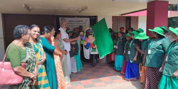 ഹരിത കര്മ്മ സേനയുടെ വാഹനം ഫ്ളാഗ് ഓഫ് ചെയ്തു ഹരിത കര്മ്മ സേനയുടെ വാഹനം ഫ്ളാഗ് ഓഫ് ചെയ്തു