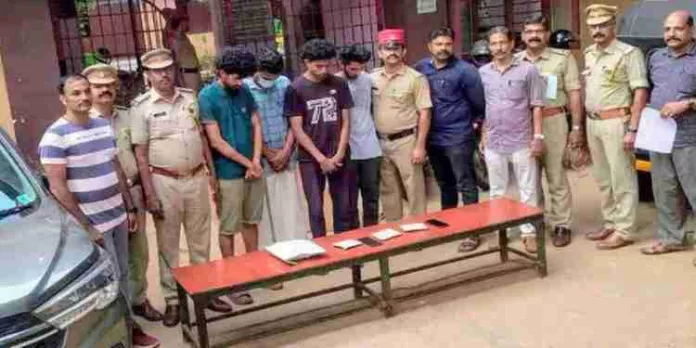 കാറിൽ കഞ്ചാവ് കടത്താൻ ശ്രമം ; നാല് യുവാക്കൾ അറസ്റ്റിൽ കാറിൽ കഞ്ചാവ് കടത്താൻ ശ്രമം ; നാല് യുവാക്കൾ അറസ്റ്റിൽ