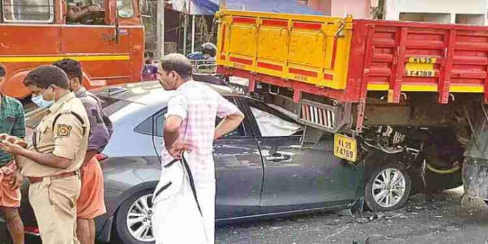ലോറിക്ക് പിറകിൽ കാർ ഇടിച്ച് അപകടം ; രണ്ട് കാർ യാത്രക്കാർക്ക് പരിക്ക് ലോറിക്ക് പിറകിൽ കാർ ഇടിച്ച് അപകടം ; രണ്ട് കാർ യാത്രക്കാർക്ക് പരിക്ക്