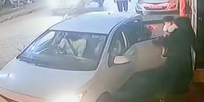 കണ്ണൂരില് കാറിന് തീപിടിച്ചു ; പിഞ്ചുകുട്ടികള് അടങ്ങുന്ന കുടുംബം രക്ഷപ്പെട്ടത് തലനാരിഴയ്ക്ക് കണ്ണൂരില് കാറിന് തീപിടിച്ചു ; പിഞ്ചുകുട്ടികള് അടങ്ങുന്ന കുടുംബം രക്ഷപ്പെട്ടത് തലനാരിഴയ്ക്ക്