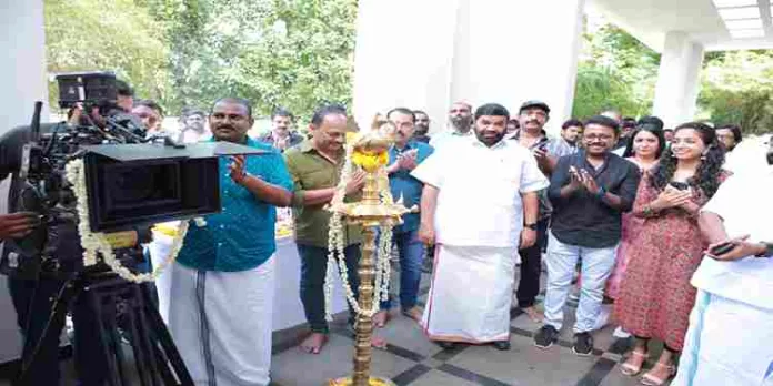 റാഫിയുടെ തിരക്കഥയിൽ വിഷ്ണു ഉണ്ണികൃഷ്ണൻ, ഷൈൻ ടോം ചാക്കോ, അജു വർഗീസ് ഒന്നിക്കുന്ന ചിത്രത്തിന്റെ പൂജയും സ്വിച്ച് ഓൺ കർമ്മവും നടന്നു റാഫിയുടെ തിരക്കഥയിൽ വിഷ്ണു ഉണ്ണികൃഷ്ണൻ, ഷൈൻ ടോം ചാക്കോ, അജു വർഗീസ് ഒന്നിക്കുന്ന ചിത്രത്തിന്റെ പൂജയും സ്വിച്ച് ഓൺ കർമ്മവും നടന്നു