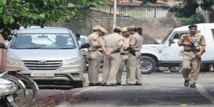 ദില്ലിയിലെ ഗുണ്ടാസംഘങ്ങളുടെ കേന്ദ്രങ്ങളിൽ റെയ്ഡ്, ആയുധങ്ങളും പണവും പിടിച്ചെടുത്തു ദില്ലിയിലെ ഗുണ്ടാസംഘങ്ങളുടെ കേന്ദ്രങ്ങളിൽ റെയ്ഡ്, ആയുധങ്ങളും പണവും പിടിച്ചെടുത്തു
