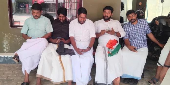മുഖ്യമന്ത്രിയെ കരിങ്കൊടി കാണിക്കാൻ ശ്രമിച്ച സംഭവത്തിൽ അഞ്ച് കോൺഗ്രസ്സ് പ്രവർത്തകർ പിടിയിൽ മുഖ്യമന്ത്രിയെ കരിങ്കൊടി കാണിക്കാൻ ശ്രമിച്ച സംഭവത്തിൽ അഞ്ച് കോൺഗ്രസ്സ് പ്രവർത്തകർ പിടിയിൽ