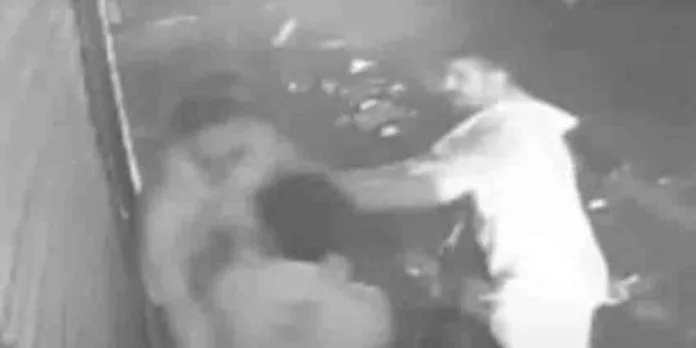 അസഭ്യം പറഞ്ഞത് ചോദ്യം ചെയ്തു ; പന്തളത്ത് മധ്യവയസ്കനെ യുവാക്കള് കൂട്ടം ചേര്ന്ന് മര്ദ്ദിച്ചു അസഭ്യം പറഞ്ഞത് ചോദ്യം ചെയ്തു ; പന്തളത്ത് മധ്യവയസ്കനെ യുവാക്കള് കൂട്ടം ചേര്ന്ന് മര്ദ്ദിച്ചു