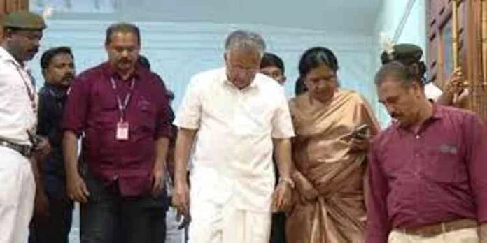 മുഖ്യമന്ത്രിയുടെ ഇഫ്താർ വിരുന്നിൽ ലോകായുക്തയും ഉപലോകായുക്തയും ; വിവാദം മുഖ്യമന്ത്രിയുടെ ഇഫ്താർ വിരുന്നിൽ ലോകായുക്തയും ഉപലോകായുക്തയും ; വിവാദം