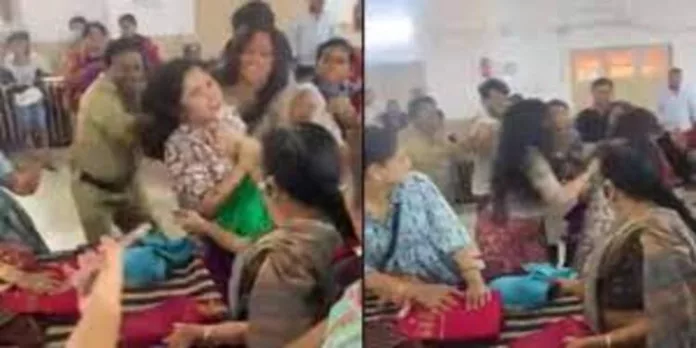 ഡിസ്കൗണ്ടില് സാരി വില്പന ; ഒരു സാരിക്കായി രണ്ട് സ്ത്രീകള് തമ്മില് പൊരിഞ്ഞ അടി ; വീഡിയോ വൈറല് ഡിസ്കൗണ്ടില് സാരി വില്പന ; ഒരു സാരിക്കായി രണ്ട് സ്ത്രീകള് തമ്മില് പൊരിഞ്ഞ അടി ; വീഡിയോ വൈറല്