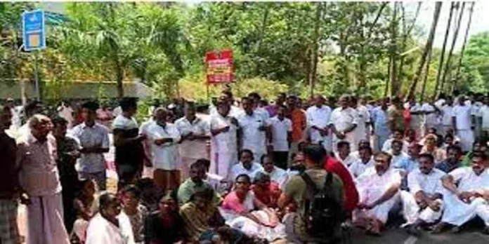 അരിക്കൊമ്പനെതിരെ അതിരപ്പള്ളിയിൽ പ്രതിഷേധം ; സമരക്കാരെ അറസ്റ്റ് ചെയ്ത് നീക്കി അരിക്കൊമ്പനെതിരെ അതിരപ്പള്ളിയിൽ പ്രതിഷേധം ; സമരക്കാരെ അറസ്റ്റ് ചെയ്ത് നീക്കി