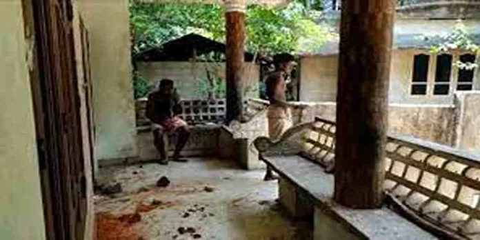 നെടുമങ്ങാട് ആന പാപ്പാൻമാരെ വീട് കയറി അക്രമിച്ച് പത്തംഗ സംഘം നെടുമങ്ങാട് ആന പാപ്പാൻമാരെ വീട് കയറി അക്രമിച്ച് പത്തംഗ സംഘം