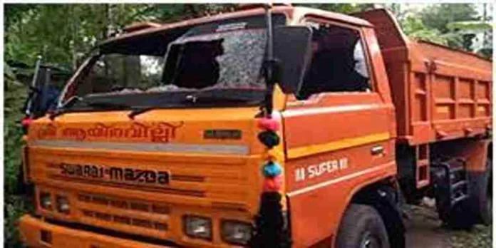 നിർത്തിയിട്ടിരുന്ന ടിപ്പർ ലോറി യുവാവ് തല്ലിത്തകർത്തു ; കാരണമറിയില്ലെന്ന് വാഹന ഉടമ നിർത്തിയിട്ടിരുന്ന ടിപ്പർ ലോറി യുവാവ് തല്ലിത്തകർത്തു ; കാരണമറിയില്ലെന്ന് വാഹന ഉടമ