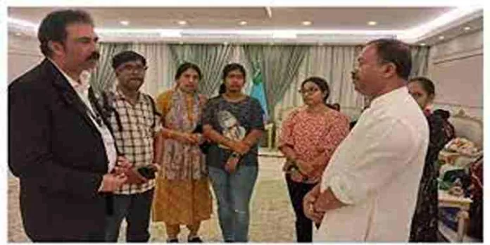 സുഡാനിൽ വെടിയേറ്റ് മരിച്ച മലയാളി ആൽബർട്ട് അഗസ്റ്റിൻ്റെ കുടുംബം ജിദ്ദയിലെത്തി; സ്വീകരിച്ച് മന്ത്രി വി മുരളീധരൻ സുഡാനിൽ വെടിയേറ്റ് മരിച്ച മലയാളി ആൽബർട്ട് അഗസ്റ്റിൻ്റെ കുടുംബം ജിദ്ദയിലെത്തി; സ്വീകരിച്ച് മന്ത്രി വി മുരളീധരൻ