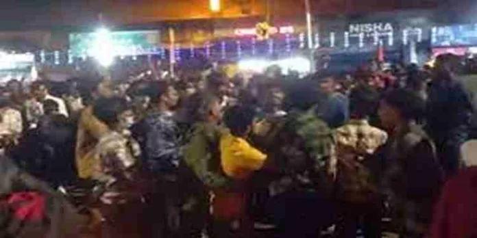 വയനാട്ടിൽ ഉത്സവത്തിനിടെ വിദ്യാർത്ഥികൾ തമ്മിൽ കൂട്ടത്തല്ല് വയനാട്ടിൽ ഉത്സവത്തിനിടെ വിദ്യാർത്ഥികൾ തമ്മിൽ കൂട്ടത്തല്ല്