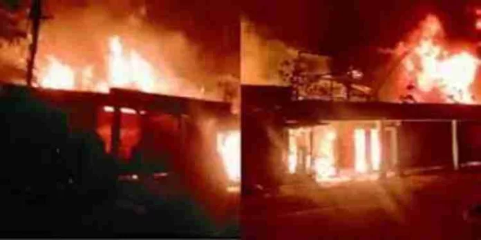 തണ്ണീർമുക്കം കട്ടച്ചിറയിൽ പ്ലാസ്റ്റിക് മാലിന്യത്തിന് തീപിടുത്തം ; പ്രദേശവാസികൾ ആശങ്കയിൽ തണ്ണീർമുക്കം കട്ടച്ചിറയിൽ പ്ലാസ്റ്റിക് മാലിന്യത്തിന് തീപിടുത്തം ; പ്രദേശവാസികൾ ആശങ്കയിൽ