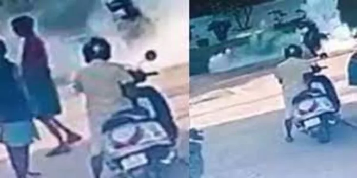 പെട്രോൾ അടിച്ച ശേഷം സ്റ്റാർട്ടാക്കിയ ബൈക്കിന് തീപിടിച്ചു ; ദുരന്തം ഒഴിവായത് ജീവനക്കാരന്റെ ഇടപെടലിൽ പെട്രോൾ അടിച്ച ശേഷം സ്റ്റാർട്ടാക്കിയ ബൈക്കിന് തീപിടിച്ചു ; ദുരന്തം ഒഴിവായത് ജീവനക്കാരന്റെ ഇടപെടലിൽ