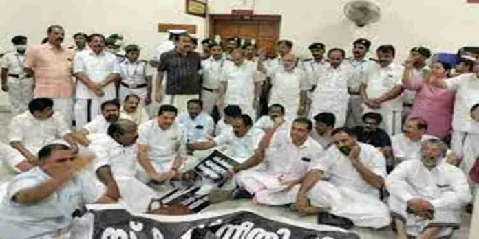 സ്പീക്കറുടെ ഓഫീസിന് മുന്നിലെ കയ്യാങ്കളിയുടെ ദൃശ്യങ്ങൾ മൊബൈലിൽ പകർത്തി ; പ്രതിപക്ഷ നേതാവിന്റെ മൂന്നു പേഴ്സണൽ സ്റ്റാഫ് അംഗങ്ങൾക്ക് നോട്ടീസ് സ്പീക്കറുടെ ഓഫീസിന് മുന്നിലെ കയ്യാങ്കളിയുടെ ദൃശ്യങ്ങൾ മൊബൈലിൽ പകർത്തി ; പ്രതിപക്ഷ നേതാവിന്റെ മൂന്നു പേഴ്സണൽ സ്റ്റാഫ് അംഗങ്ങൾക്ക് നോട്ടീസ്