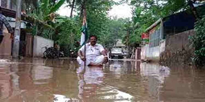 റോഡിൽ വെള്ള കെട്ടിന് പരിഹാരം കണ്ടില്ല ; ചെളി വെള്ളത്തിൽ ഇരുന്നു കോൺഗ്രസ്സ് മണ്ഡലം പ്രസിഡന്റിന്റെ ഒറ്റയാൾ പ്രതിഷേധം റോഡിൽ വെള്ള കെട്ടിന് പരിഹാരം കണ്ടില്ല ; ചെളി വെള്ളത്തിൽ ഇരുന്നു കോൺഗ്രസ്സ് മണ്ഡലം പ്രസിഡന്റിന്റെ ഒറ്റയാൾ പ്രതിഷേധം
