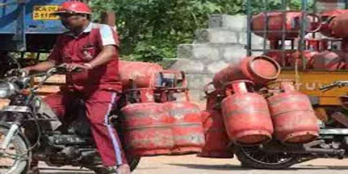 സ്വകാര്യ , ടാക്സി വാഹനങ്ങളിൽ പാചകവാതകം കൊണ്ടുപോകുന്നതിൽ വിലക്ക് ; നിയമം കർശനമാക്കി പെസോ സ്വകാര്യ , ടാക്സി വാഹനങ്ങളിൽ പാചകവാതകം കൊണ്ടുപോകുന്നതിൽ വിലക്ക് ; നിയമം കർശനമാക്കി പെസോ