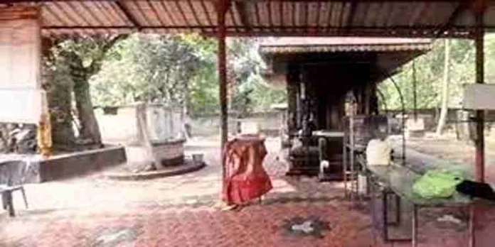 നൂറനാട് ക്ഷേത്രത്തിൽ കവർച്ച ; വിഗ്രഹത്തിലെ ആടയാഭരണങ്ങൾ നഷ്ടപ്പെട്ടു നൂറനാട് ക്ഷേത്രത്തിൽ കവർച്ച ; വിഗ്രഹത്തിലെ ആടയാഭരണങ്ങൾ നഷ്ടപ്പെട്ടു