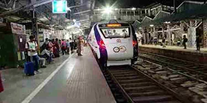 ഏഴ് മണിക്കൂർ 10 മിനിറ്റ് ; തിരുവനന്തപുരത്ത് നിന്ന് കണ്ണൂരിലേക്കുള്ള പരീക്ഷണ ഓട്ടം പൂർത്തിയാക്കി വന്ദേഭാരത് ട്രെയിൻ ഏഴ് മണിക്കൂർ 10 മിനിറ്റ് ; തിരുവനന്തപുരത്ത് നിന്ന് കണ്ണൂരിലേക്കുള്ള പരീക്ഷണ ഓട്ടം പൂർത്തിയാക്കി വന്ദേഭാരത് ട്രെയിൻ