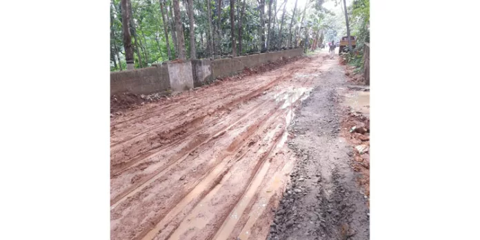 ജനങ്ങളുടെ കാത്തിരിപ്പിന് വിരാമമിട്ട് അത്തിക്കയം-കടുമീൻചിറ റോഡ് നിർമാണം ആരംഭിച്ചു ജനങ്ങളുടെ കാത്തിരിപ്പിന് വിരാമമിട്ട് അത്തിക്കയം-കടുമീൻചിറ റോഡ് നിർമാണം ആരംഭിച്ചു
