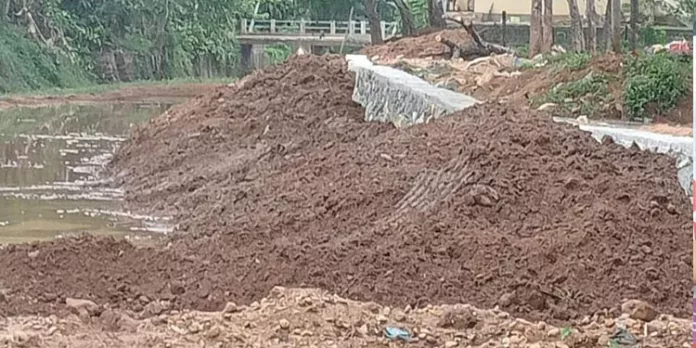 സംരക്ഷണഭിത്തി നിർമിക്കാൻ എടുത്ത മണ്ണ് വീണ് തോട് അടഞ്ഞെന്ന് പരാതി സംരക്ഷണഭിത്തി നിർമിക്കാൻ എടുത്ത മണ്ണ് വീണ് തോട് അടഞ്ഞെന്ന് പരാതി