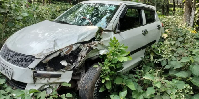 കാർ നിയന്ത്രണം വിട്ട് താഴ്ചയിലേക്ക് മറിഞ്ഞു കാർ നിയന്ത്രണം വിട്ട് താഴ്ചയിലേക്ക് മറിഞ്ഞു