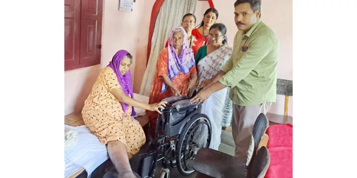 അസ്ഥിരോഗം ബാധിച്ച മധ്യവയസ്കയ്ക്ക് വീൽചെയർ നൽകി ഗാന്ധിഭവൻ ദേവലോകം അസ്ഥിരോഗം ബാധിച്ച മധ്യവയസ്കയ്ക്ക് വീൽചെയർ നൽകി ഗാന്ധിഭവൻ ദേവലോകം