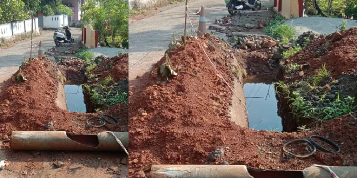 കുടിവെള്ള വിതരണ പൈപ്പ് പൊട്ടിയത് പുനരുദ്ധരിക്കാനെടുത്ത കുഴി മൂടാത്തതു മൂലം ദുരിതത്തിലായി നാട്ടുകാര് കുടിവെള്ള വിതരണ പൈപ്പ് പൊട്ടിയത് പുനരുദ്ധരിക്കാനെടുത്ത കുഴി മൂടാത്തതു മൂലം ദുരിതത്തിലായി നാട്ടുകാര്