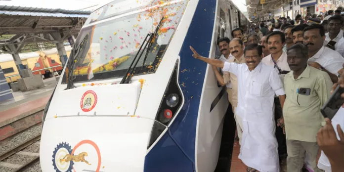 കോട്ടയത്ത് എത്തിയ വന്ദേ ഭാരതിന് സ്വീകരണവുമായി തോമസ് ചാഴികാടൻ എം.പി : ലോക്കോ പൈലറ്റിനെ ഷോൾ അണിയിച്ച് സ്വീകരിച്ചു കോട്ടയത്ത് എത്തിയ വന്ദേ ഭാരതിന് സ്വീകരണവുമായി തോമസ് ചാഴികാടൻ എം.പി : ലോക്കോ പൈലറ്റിനെ ഷോൾ അണിയിച്ച് സ്വീകരിച്ചു