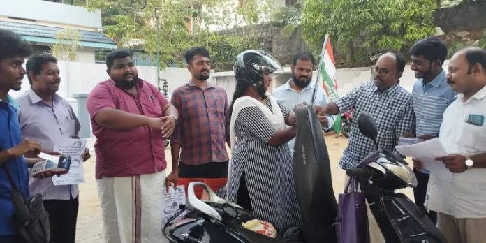 ഇന്ധന സെസ് : 2 രൂപ നാണയം വിതരണം ചെയ്ത് യൂത്ത് കോൺഗ്രസ് പ്രതിഷേധം ഇന്ധന സെസ് : 2 രൂപ നാണയം വിതരണം ചെയ്ത് യൂത്ത് കോൺഗ്രസ് പ്രതിഷേധം